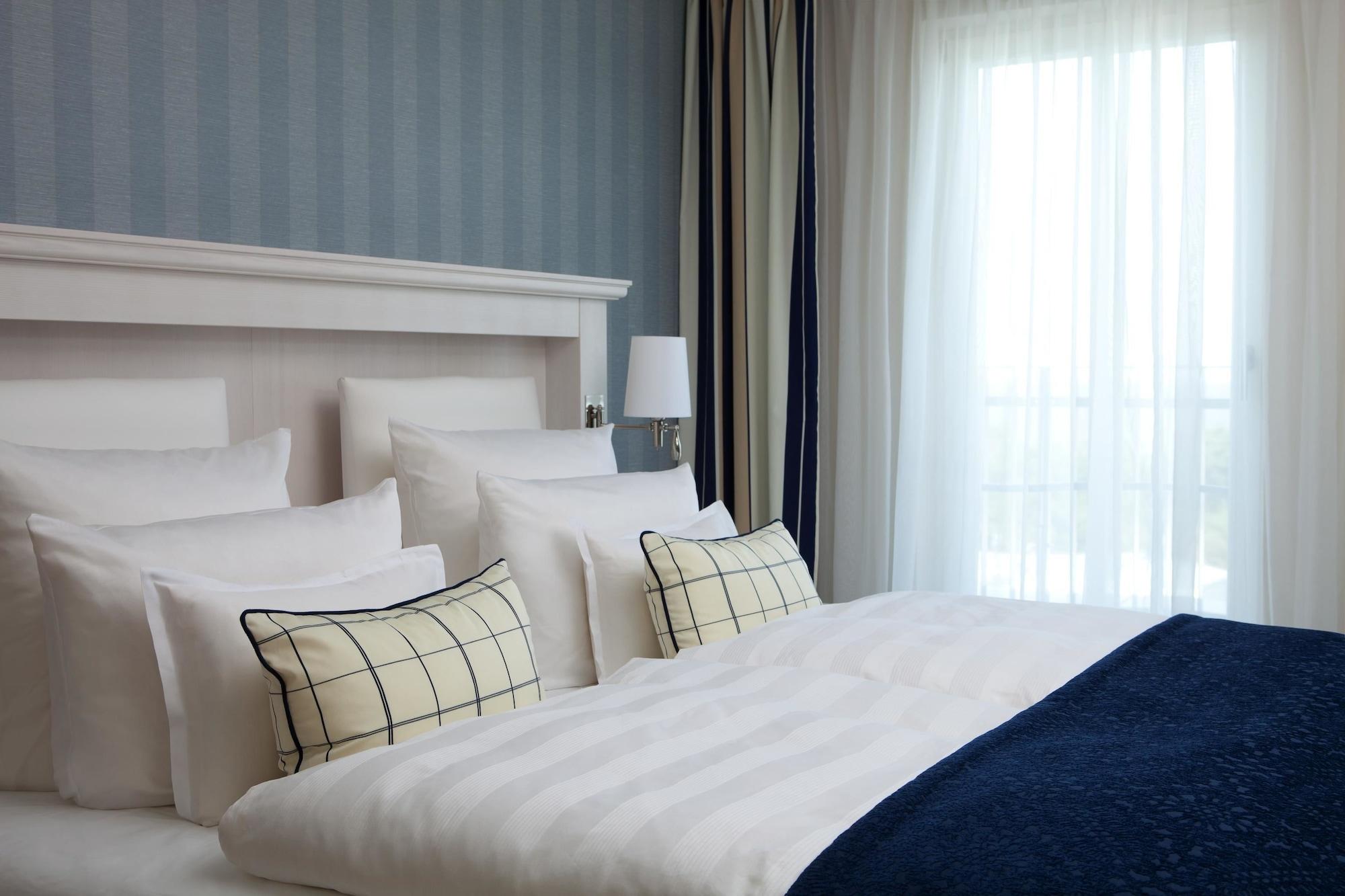 Steigenberger Grandhotel & Spa Heringsdorf Ngoại thất bức ảnh A bed with a bed runner