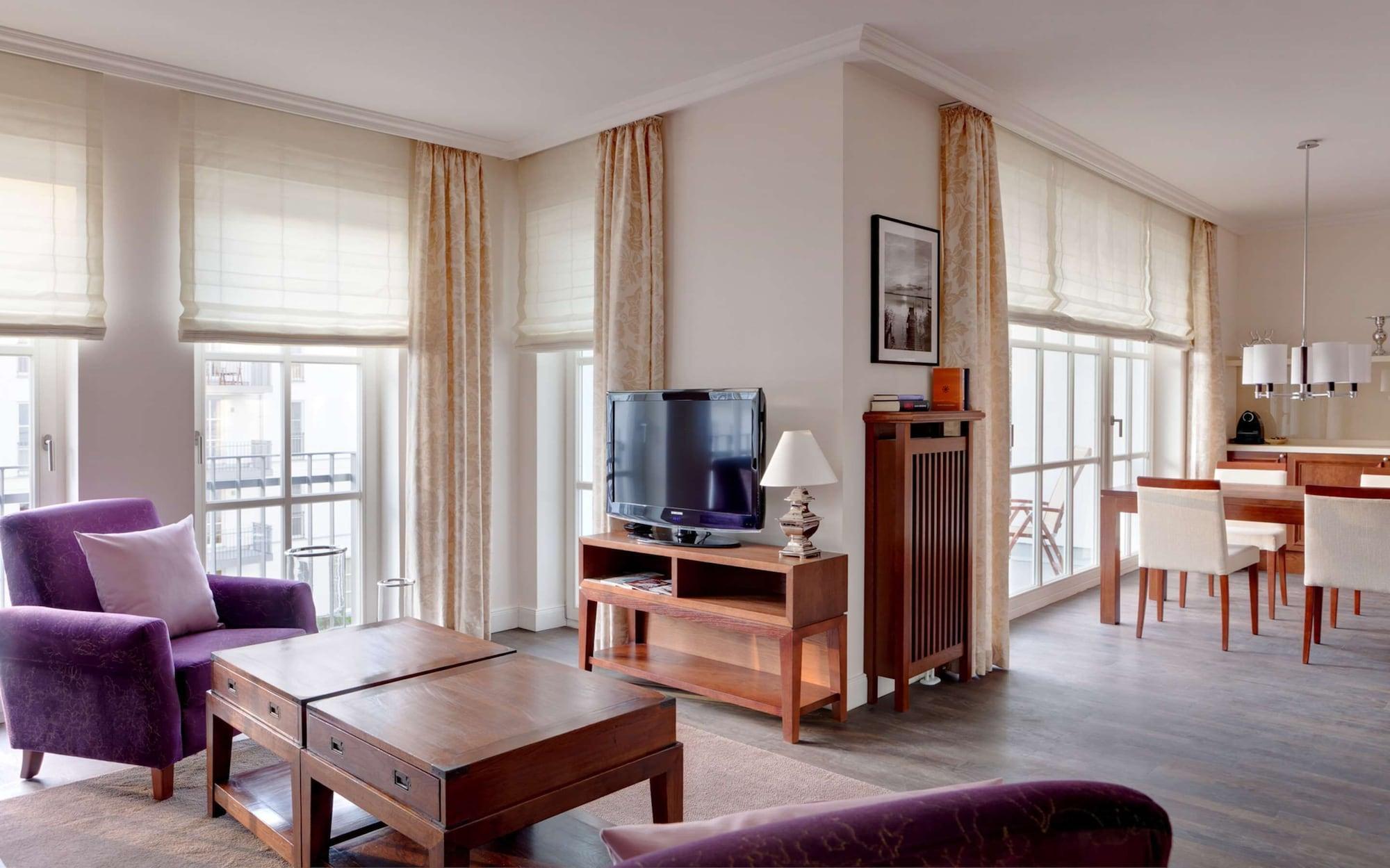 Steigenberger Grandhotel & Spa Heringsdorf Ngoại thất bức ảnh A living room with a television