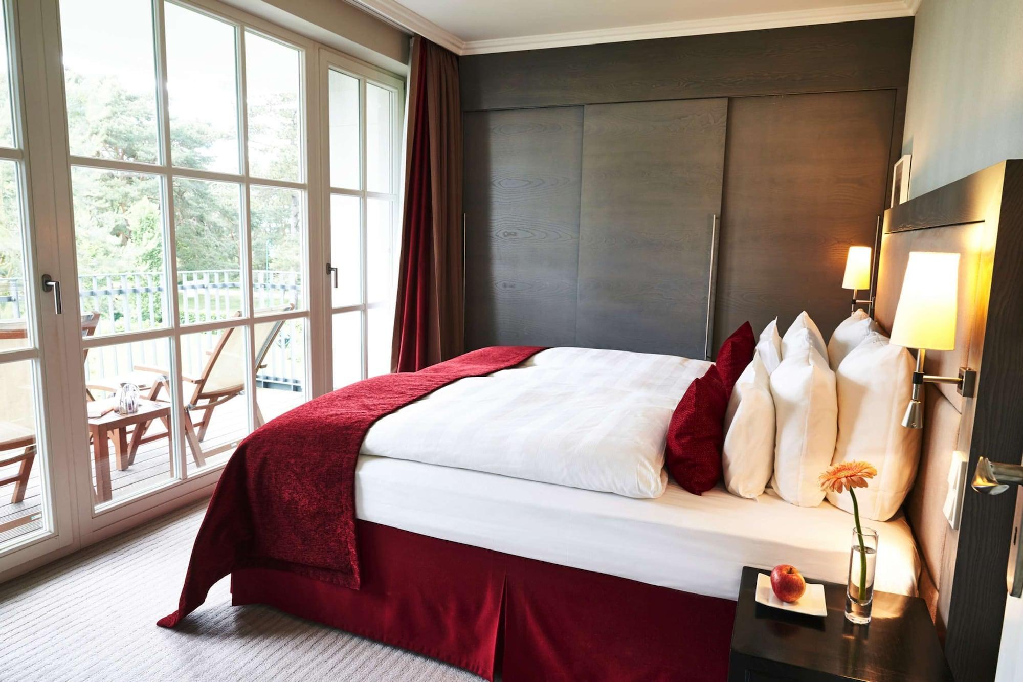 Steigenberger Grandhotel & Spa Heringsdorf Ngoại thất bức ảnh A bed with a bed skirt