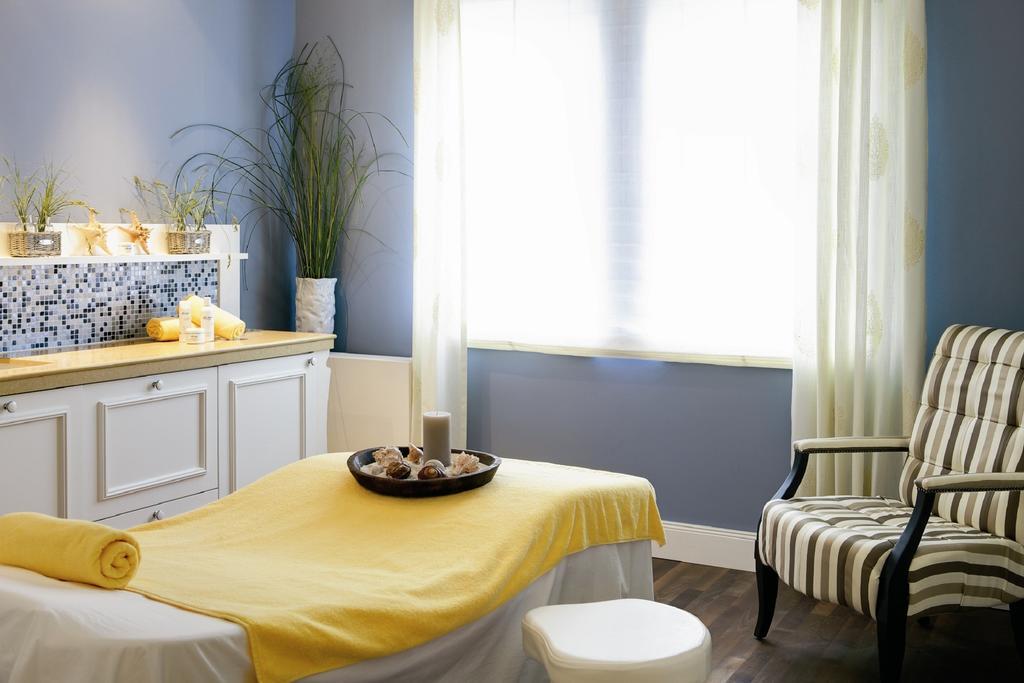 Steigenberger Grandhotel & Spa Heringsdorf Ngoại thất bức ảnh A room with a blue wall