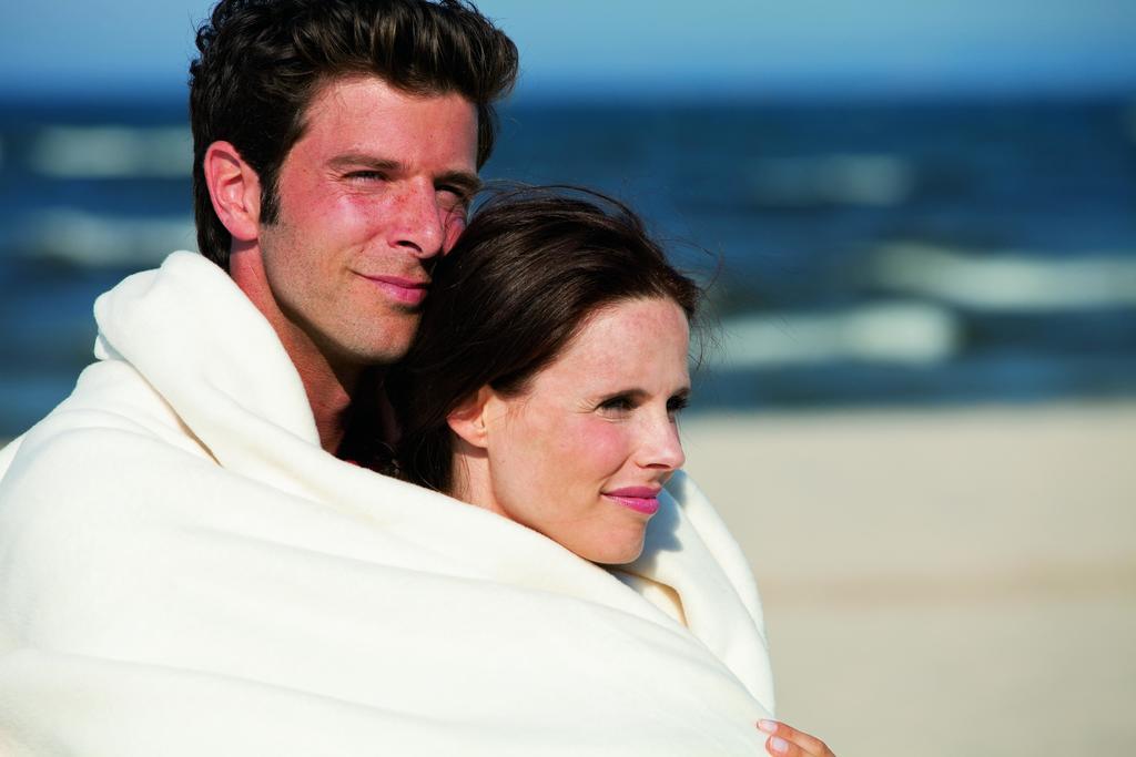 Steigenberger Grandhotel & Spa Heringsdorf Ngoại thất bức ảnh A couple wrapped in a blanket